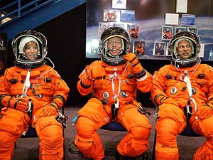  Spcialistes Lisa Nowak (laiss), microphone Fossum et vendeurs en mission Sts-121 de piliers 