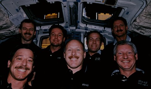 L'quipage de Discovery et le tlscope spatial Hubble en orbite