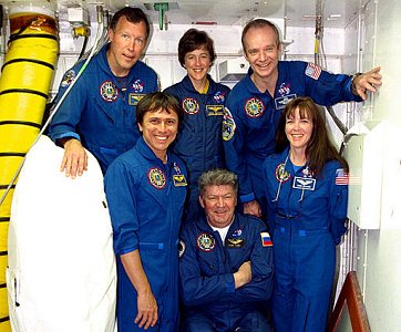L'quipage de Discovery dans la salle blanche