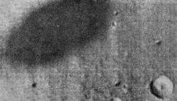 L'ombre de Phobos sur le sol martien observée par la sonde Mariner 9